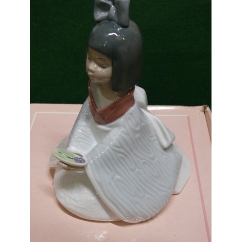 88 - A ORIENTAL NAO LADY WITH ORIGINAL BOX.