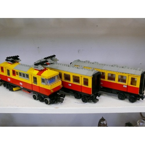 100 - LARGE SET OF LEGO TRAIN COMPRISING OF A 12 VOLT WORKING TRAIN UNIT, TWO CARRIAGES, TRANSFORMER/CONTR... 