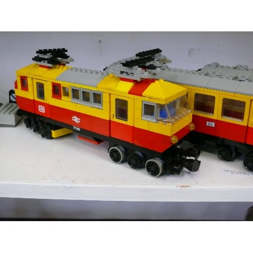 100 - LARGE SET OF LEGO TRAIN COMPRISING OF A 12 VOLT WORKING TRAIN UNIT, TWO CARRIAGES, TRANSFORMER/CONTR... 