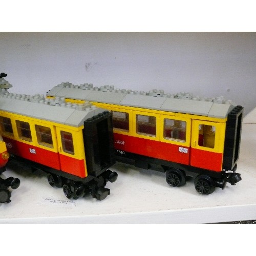 100 - LARGE SET OF LEGO TRAIN COMPRISING OF A 12 VOLT WORKING TRAIN UNIT, TWO CARRIAGES, TRANSFORMER/CONTR... 