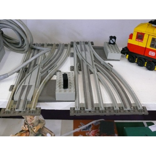 100 - LARGE SET OF LEGO TRAIN COMPRISING OF A 12 VOLT WORKING TRAIN UNIT, TWO CARRIAGES, TRANSFORMER/CONTR... 