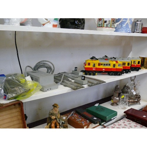 100 - LARGE SET OF LEGO TRAIN COMPRISING OF A 12 VOLT WORKING TRAIN UNIT, TWO CARRIAGES, TRANSFORMER/CONTR... 