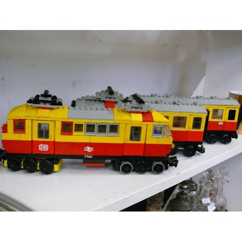 100 - LARGE SET OF LEGO TRAIN COMPRISING OF A 12 VOLT WORKING TRAIN UNIT, TWO CARRIAGES, TRANSFORMER/CONTR... 