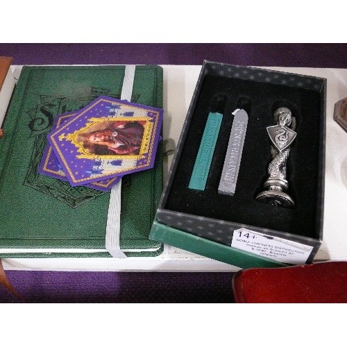 102 - A SELECTION OF HARRY POTTER THEMED ITEMS TO INCLUDE A SLYTHERIN NOTEBOK AND LETTER OPENER SET.