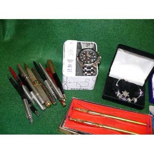 123 - A SELECTION OF VARIOUS PENS INCLUDING A BOXED WATERMAN'S FOUNTAIN PEN PLUS A BOXED WATCH AND A BRACE... 