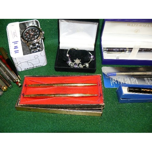 123 - A SELECTION OF VARIOUS PENS INCLUDING A BOXED WATERMAN'S FOUNTAIN PEN PLUS A BOXED WATCH AND A BRACE... 