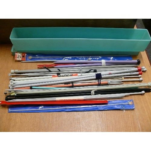 319 - A CASE OF VINTAGE KNITTING NEEDLES.