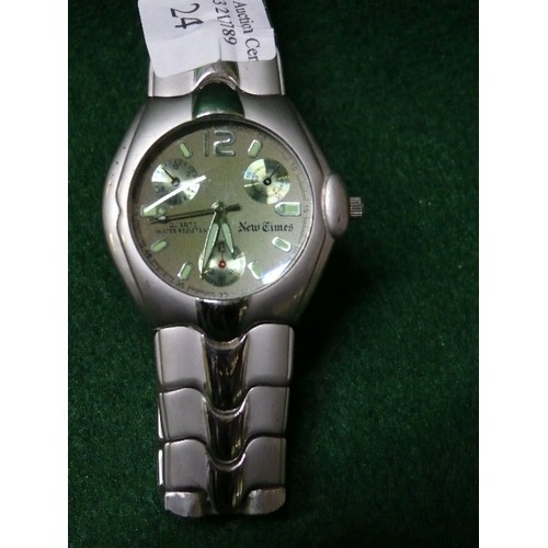 24 - GENTS SILVER METAL WATCH WITH GREEN FACE, 'NEW TIMES'.