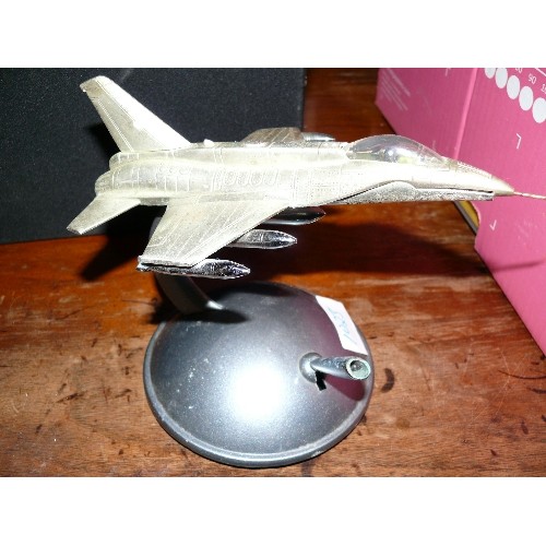 1023 - VINTAGE FIGHTER JET PEN HOLDER.