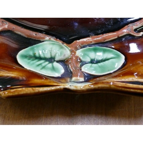 348 - A VINTAGE HEAVY GLAZED MAJOLICA STYLE EMBOSSED OVAL DISH BY E BACH CO LTD.