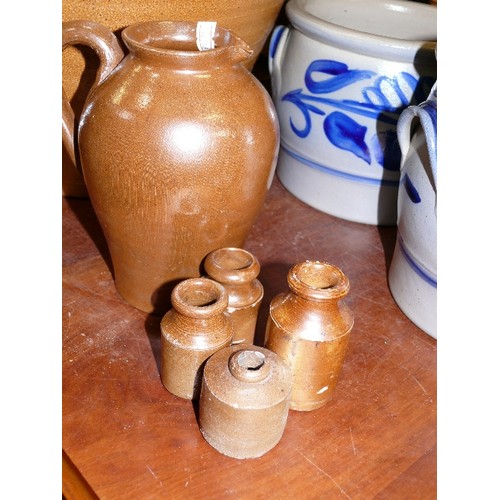 362A - FOUR VERY SMALL SALT GLAZED POTS AND A MATCHING JUG.