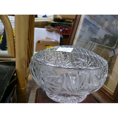 395 - CUT GLASS ROSE BOWL ON PLINTH (PRESENTATION PIECE).