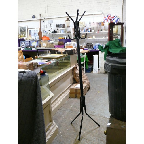 417 - METAL CONTEMPORARY COAT STAND.