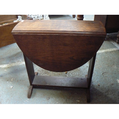 386 - Small oak drop leaf side table - top swivels to support the leaves. With leaves up 68cm x 50cm x 52c... 