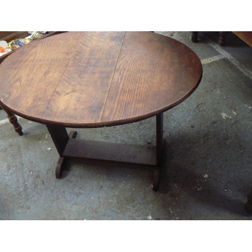 386 - Small oak drop leaf side table - top swivels to support the leaves. With leaves up 68cm x 50cm x 52c... 