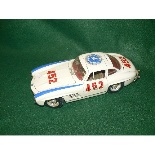 92 - A MODEL OF A MERCEDES 300 SL BY BURAGO 1/18 SCALE.