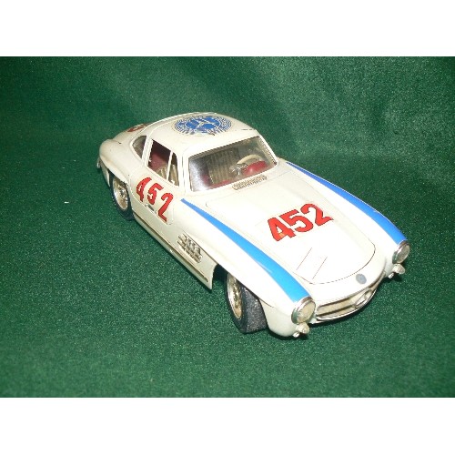 92 - A MODEL OF A MERCEDES 300 SL BY BURAGO 1/18 SCALE.