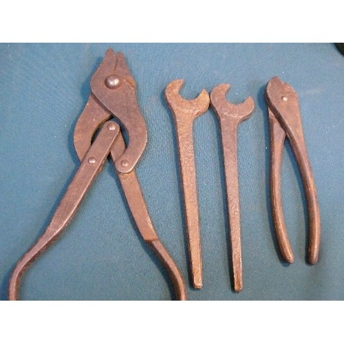 220C - WW2 military folding barbed wire cutters, stamped mark C.H.P. 1940, together with some further cutte... 