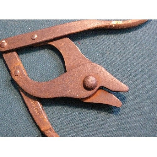 220C - WW2 military folding barbed wire cutters, stamped mark C.H.P. 1940, together with some further cutte... 