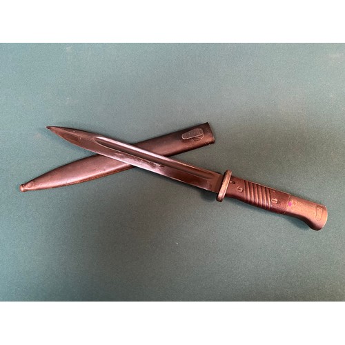 213 - German K98 bayonet with bakelite grip handle, a blued blade  with no maker's mark. The scabbard by E... 