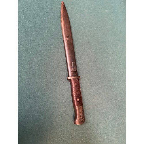 213 - German K98 bayonet with bakelite grip handle, a blued blade  with no maker's mark. The scabbard by E... 