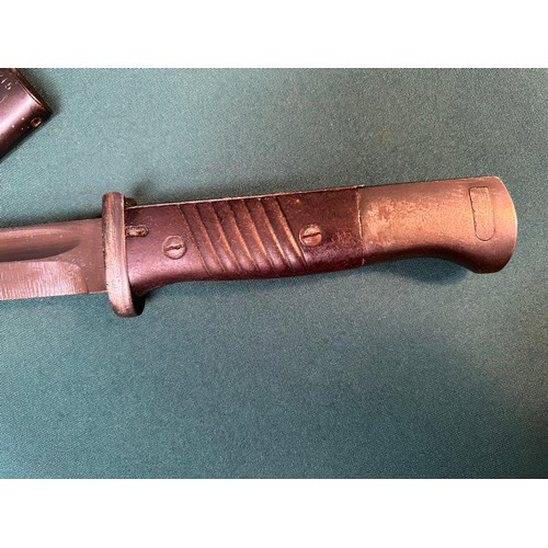 213 - German K98 bayonet with bakelite grip handle, a blued blade  with no maker's mark. The scabbard by E... 