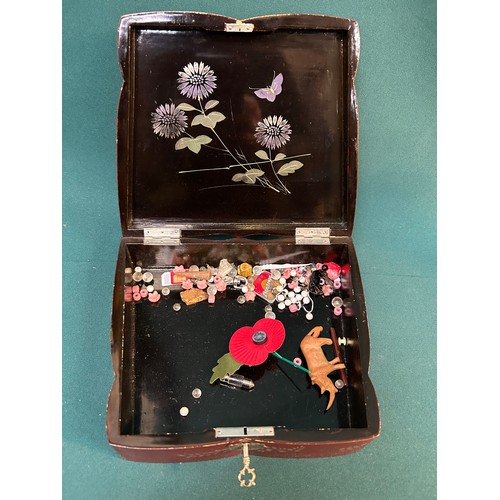 3 - Early 20th Century Japanese lacquered box in the shape of a butterfly, with original key. The lid de... 