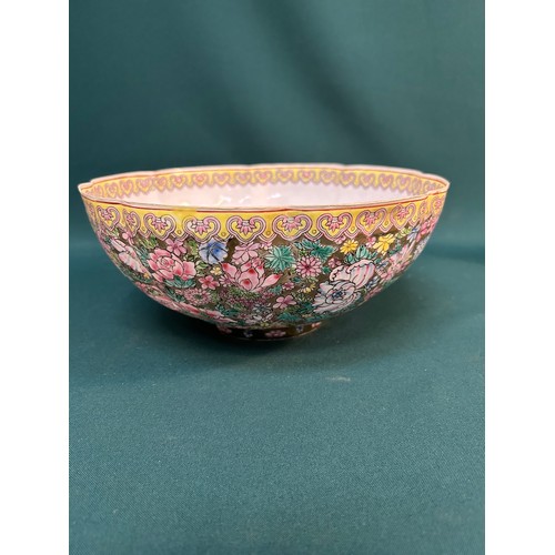 2 - Late 20th Century large Chinese eggshell porcelain bowl decorated in a floral pattern in famille ros... 