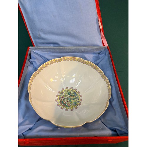 2 - Late 20th Century large Chinese eggshell porcelain bowl decorated in a floral pattern in famille ros... 