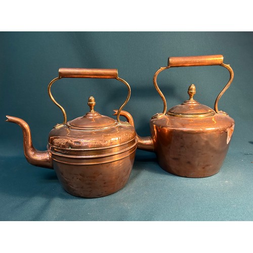 320 - A good mid Victorian Copper Kettle with acorn finial and seamed down the back and bottom - 30cm H, t... 