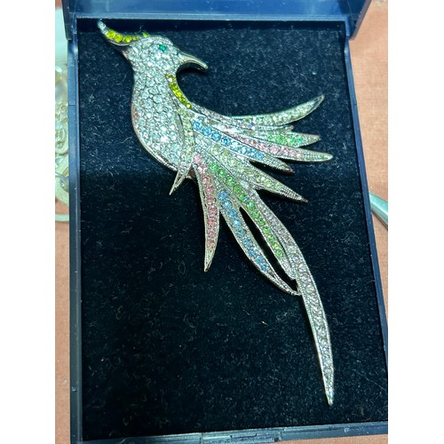 18 - JEWELLERY BOX WITH CONTENTS OF COSTUME JEWELLERY, WATCHES, EARRINGS, FAUX PEARL BEADS ETC.