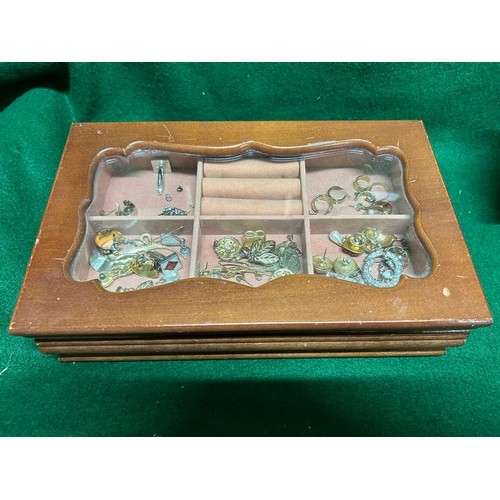 18 - JEWELLERY BOX WITH CONTENTS OF COSTUME JEWELLERY, WATCHES, EARRINGS, FAUX PEARL BEADS ETC.