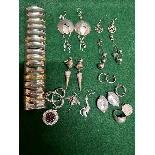 35 - Good selection of silver & white metal jewellery including 5 pairs of earrings, insect pin, pendant ... 