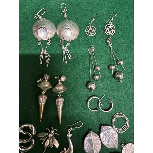 35 - Good selection of silver & white metal jewellery including 5 pairs of earrings, insect pin, pendant ... 