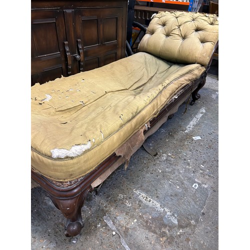 400 - A mid Victorian chaise longue or day bed from a Norfolk country house. Cabriole legs & original pot ... 