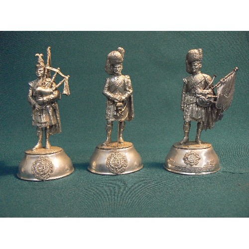 Figurines d'artistes]. AUGE. Drapeaux. - Lot 90