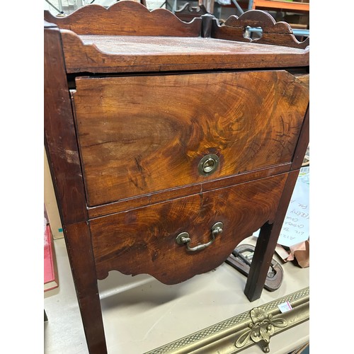 388 - Georgian mahogany tray top commode / night table. Good quality piece, the bottom section sliding for... 