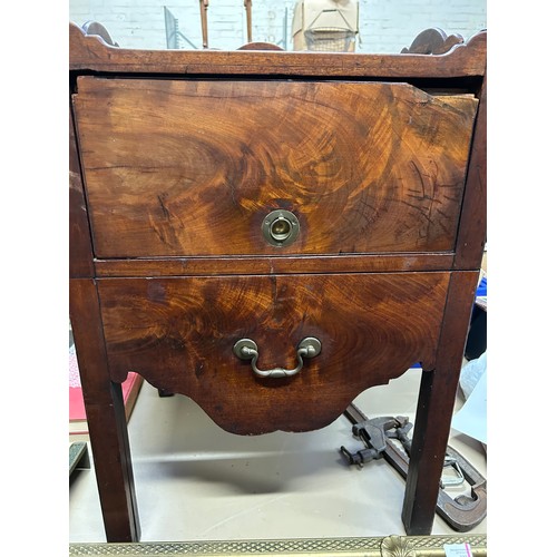 388 - Georgian mahogany tray top commode / night table. Good quality piece, the bottom section sliding for... 