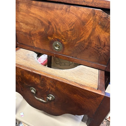 388 - Georgian mahogany tray top commode / night table. Good quality piece, the bottom section sliding for... 