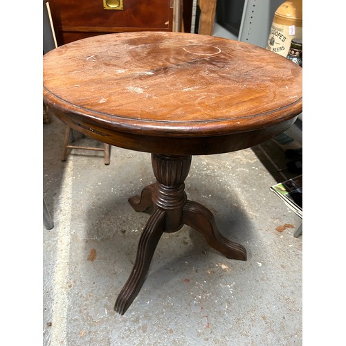 390 - Vintage tripod table with round top in American walnut. Dia 58cm. Reeded column and legs