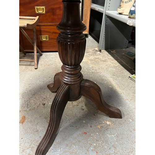 390 - Vintage tripod table with round top in American walnut. Dia 58cm. Reeded column and legs