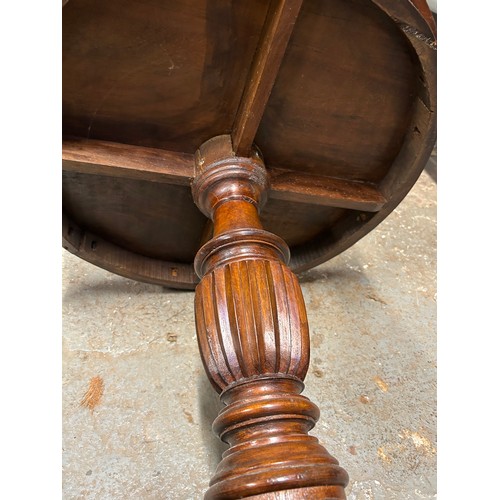 390 - Vintage tripod table with round top in American walnut. Dia 58cm. Reeded column and legs