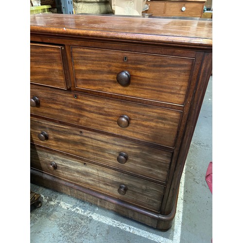 393 - Victorian mahogany chest of drawers, two over three, original turned knobs. On a plinth base. Bun fe... 