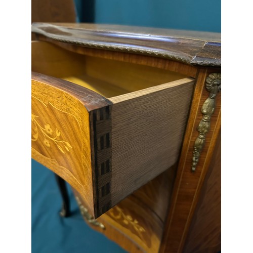 403 - A small 20th Century walnut veneered French style chest of drawers, serpentine front with marquetry ... 