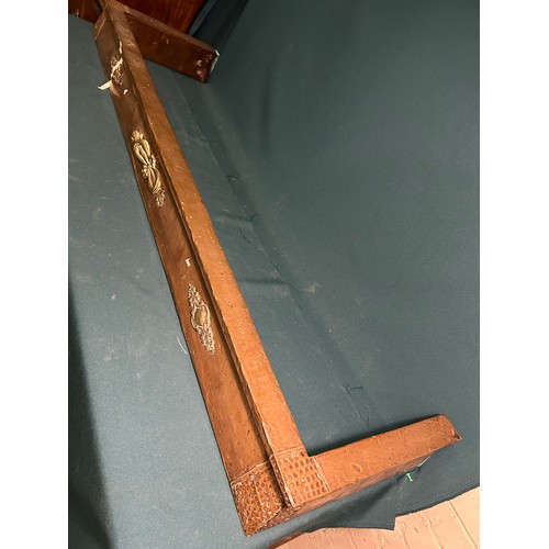 326 - An Edwardian Arts & Crafts style copper fender with hammered corners and applied brass detail. 130cm... 