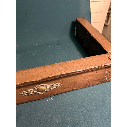 326 - An Edwardian Arts & Crafts style copper fender with hammered corners and applied brass detail. 130cm... 