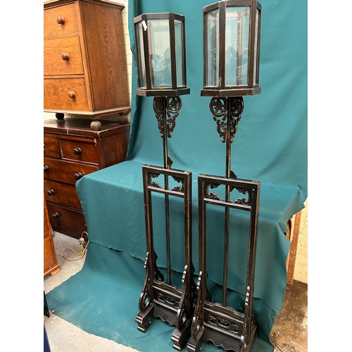 347C - Pair of Chinese lacquered lantern stands with adjustable height, complete with hexagonal glass shade... 