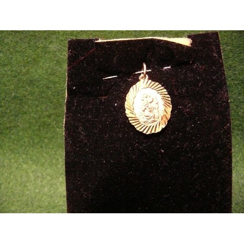 35 - A 9ct gold St Christopher pendant - 2.7 grams