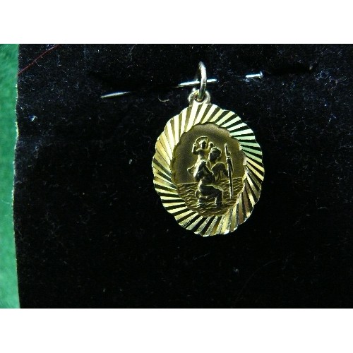 35 - A 9ct gold St Christopher pendant - 2.7 grams