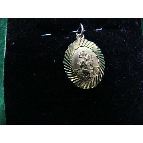 35 - A 9ct gold St Christopher pendant - 2.7 grams